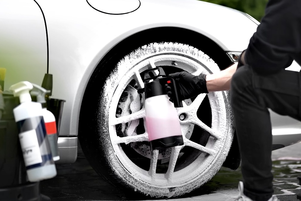 Ruční napěňovač na auto